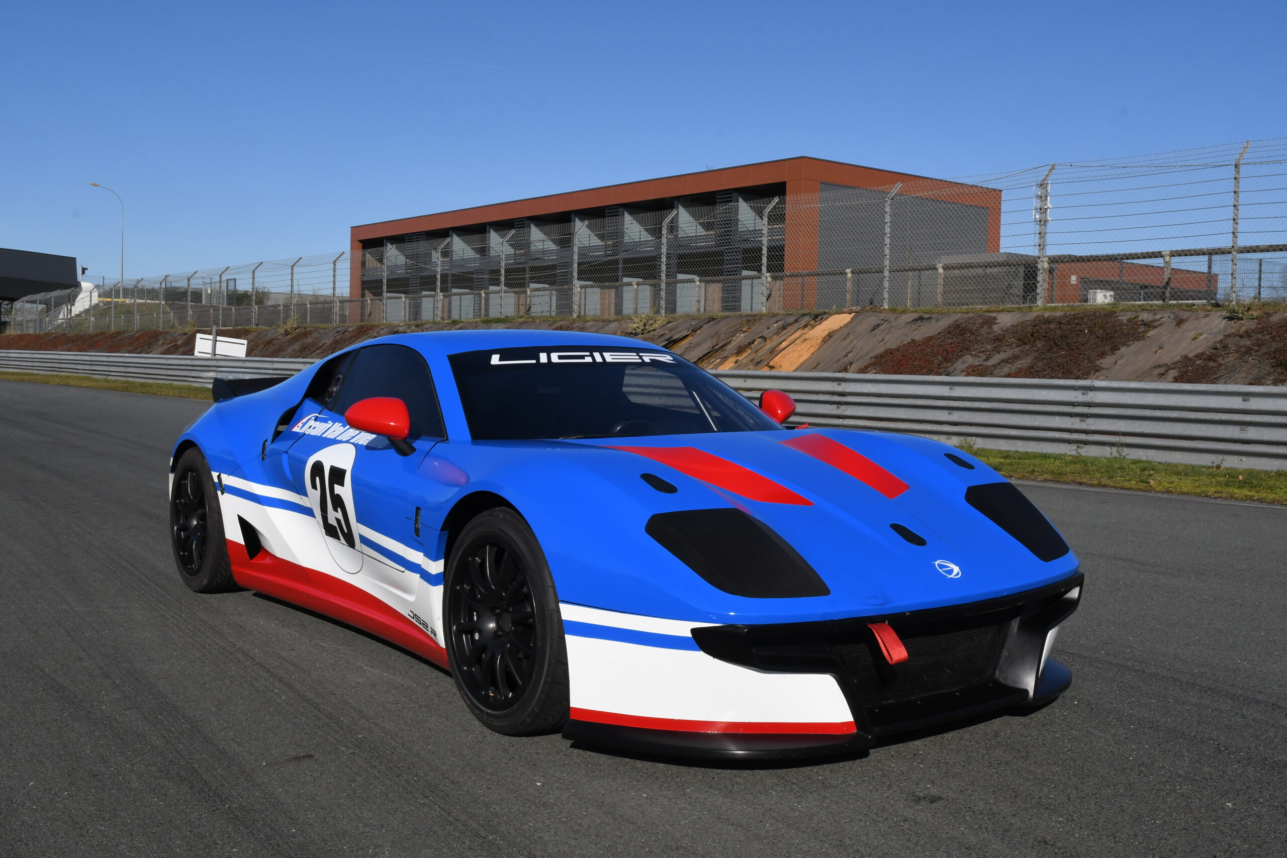 Voiture Ligier JS2R bleue, rouge et blanche sur le circuit Val de Vienne