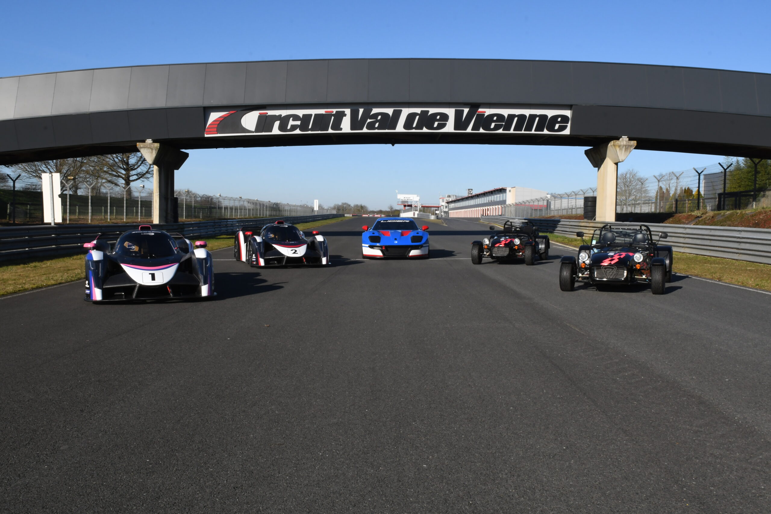 Ensemble des voitures école sur le circuit